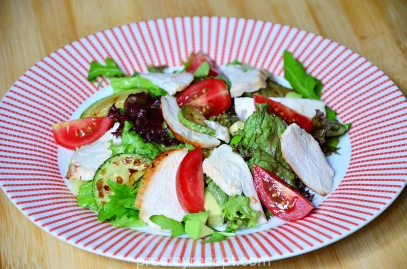Компонуем на тарелке румяные ломтики кабачка и нежные кусочки куриного