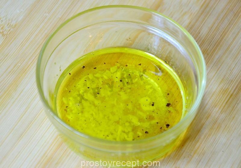 Эмульгируем оливковое масло с лимонным соком и мелко рубленой долькой