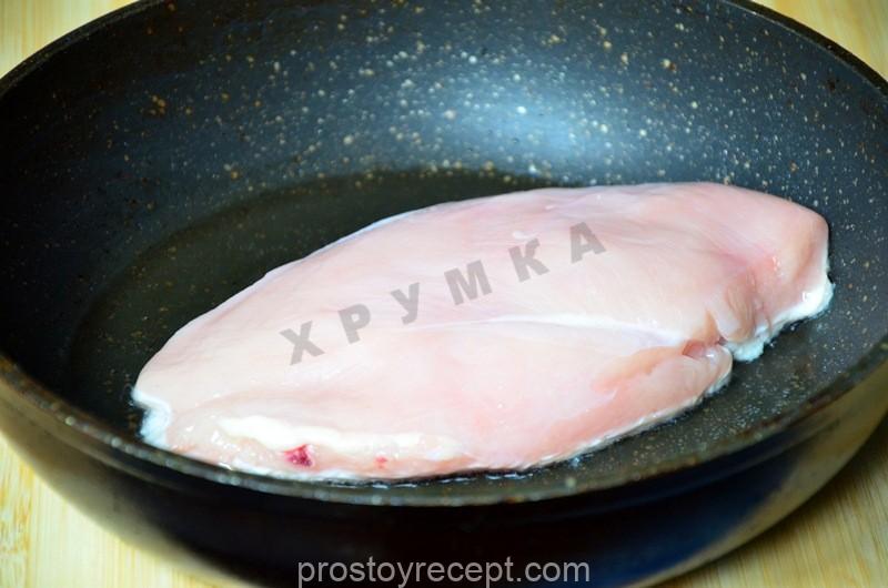 Обжарьте куриное филе на разогретом растительном масле до золотистой корочки