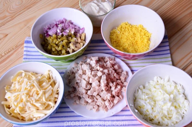 Куриное филе — кубиком. Грибы, огурцы и лук — тоже