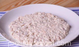 Шаг 3 - «Салат Свеча с крабовыми палочками грибами и курицей»