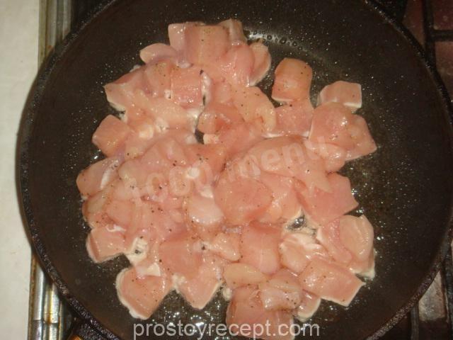 В хорошо разогретом растительном масле обжариваем курицу до золотистой корочки