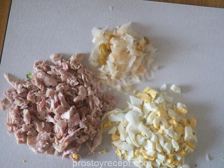 Нежно измельчите отварную курицу и яйца, чтобы начинка получилась идеально