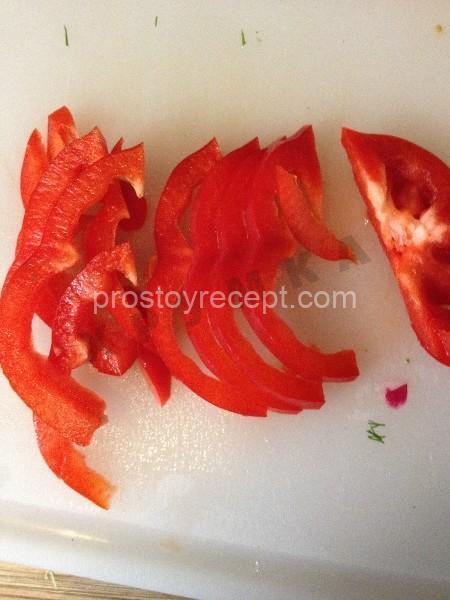 Нарежьте сладкий перец аккуратными полукольцами.