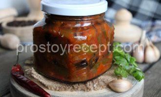 Закатывание банок с вкусным салатом из баклажанов, перца и чеснока на зиму.
