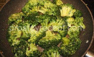Капуста брокколи жареная Обжаренная брокколи, посыпанная кинзой и кориандром. Готово к подаче!