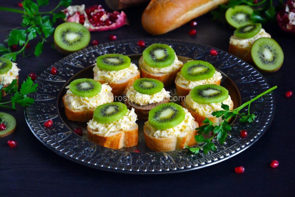 И вот, наши изысканные бутерброды готовы! Аккуратно выложите их на