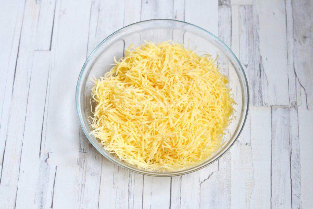 Для невероятно нежного вкуса, натрите сыр на средней терке –