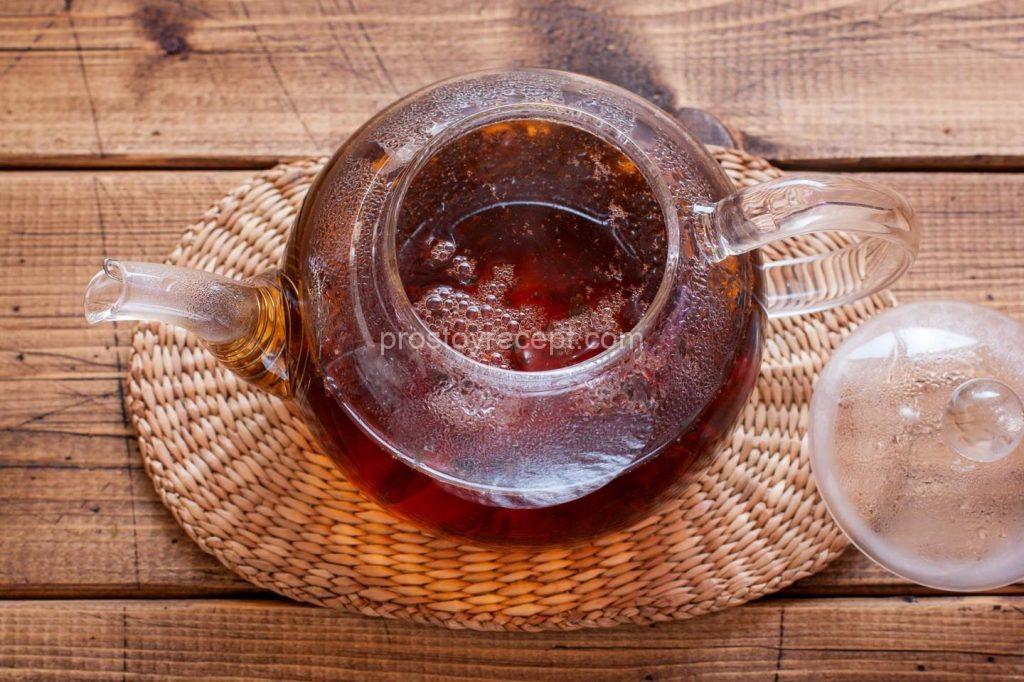 Теперь, когда вода закипела, щедро залейте ею наш ароматный чайный