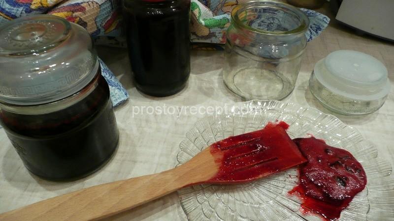 Разложите кипящий джем по стерильным банкам, герметично укупорьте и оставьте