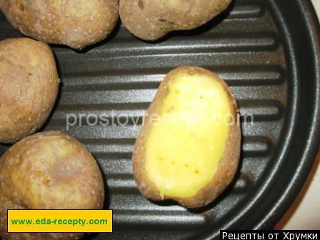 Картофель фаршированный сыром со сметаной и зеленым луком
