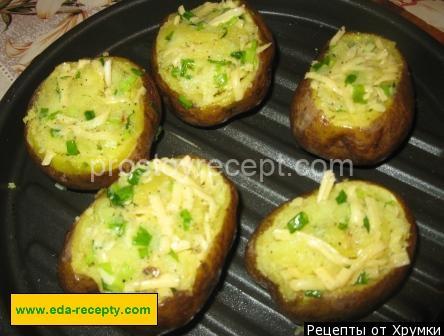 Картофель фаршированный сыром со сметаной и зеленым луком