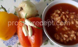 Тушеная фасоль с болгарским перцем, луком и чесноком.