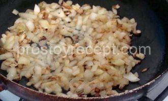 Обжаренный лук в масле, готовим фасоль с перцем.