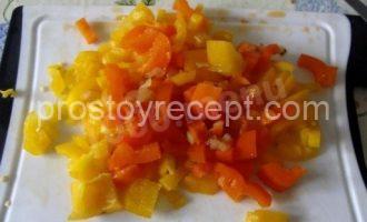 Болгарский перец очищается и нарезается тонкими полосками.