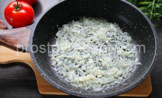 Обжаренный лук в сковороде — первый шаг рецепта говядины с кабачками.