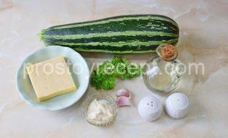 Аппетитные жареные кабачки с сыром и чесноком.