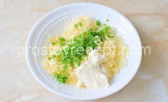 Кабачки жареные с сыром и чесноком Жареные кабачки с сырно-чесночной заправкой из зелени и майонеза.