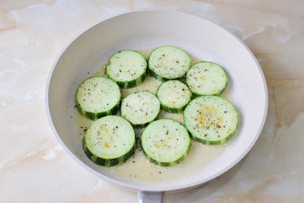 Приправьте кабачки щепоткой соли, специй по вкусу, добавив, например, молотый