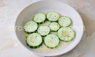 Жареные кабачки с сыром, чесноком и специями.