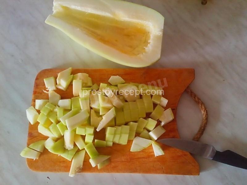 Кабачки, тщательно промытые, нарезаем средними кубиками.