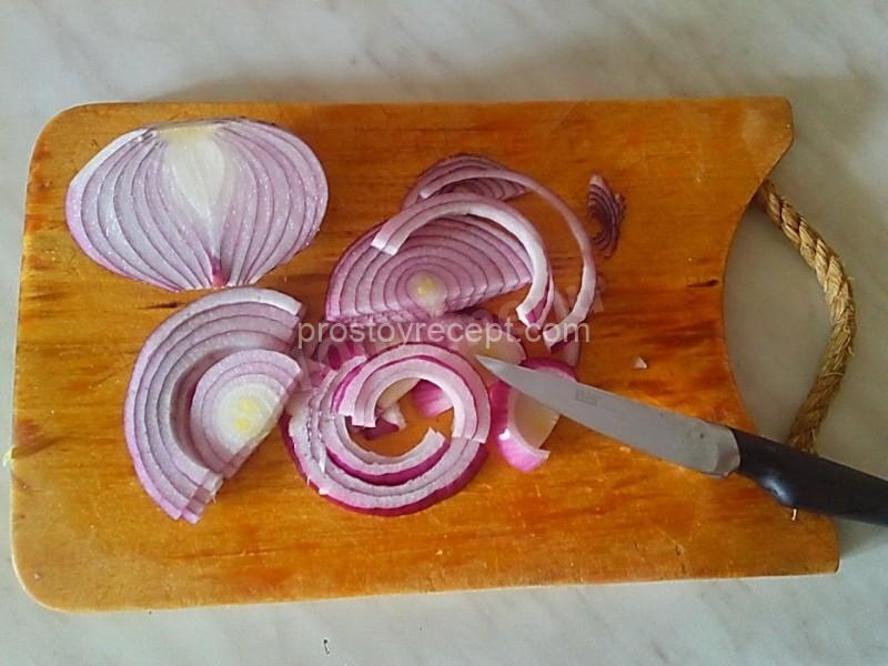 Освобождаем лук от шелухи и нарезаем полукольцами.