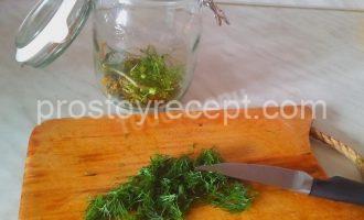 Рубленый укроп для квашеных кабачков с перцем.
