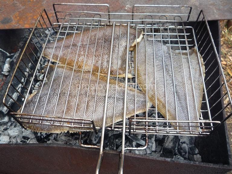 Камбала на мангале на решетке