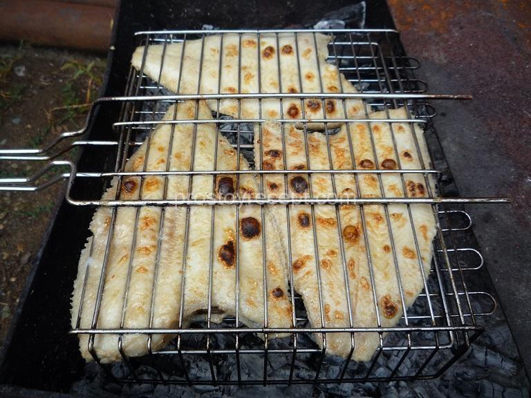 Камбала на мангале на решетке