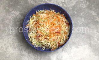 Маринованная капуста с болгарским перцем и кориандром быстро Руки перемешивают капусту с болгарским перцем и кориандром.