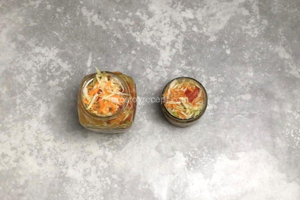 Аккуратно распределите готовую капусту с болгарским перцем и морковью по