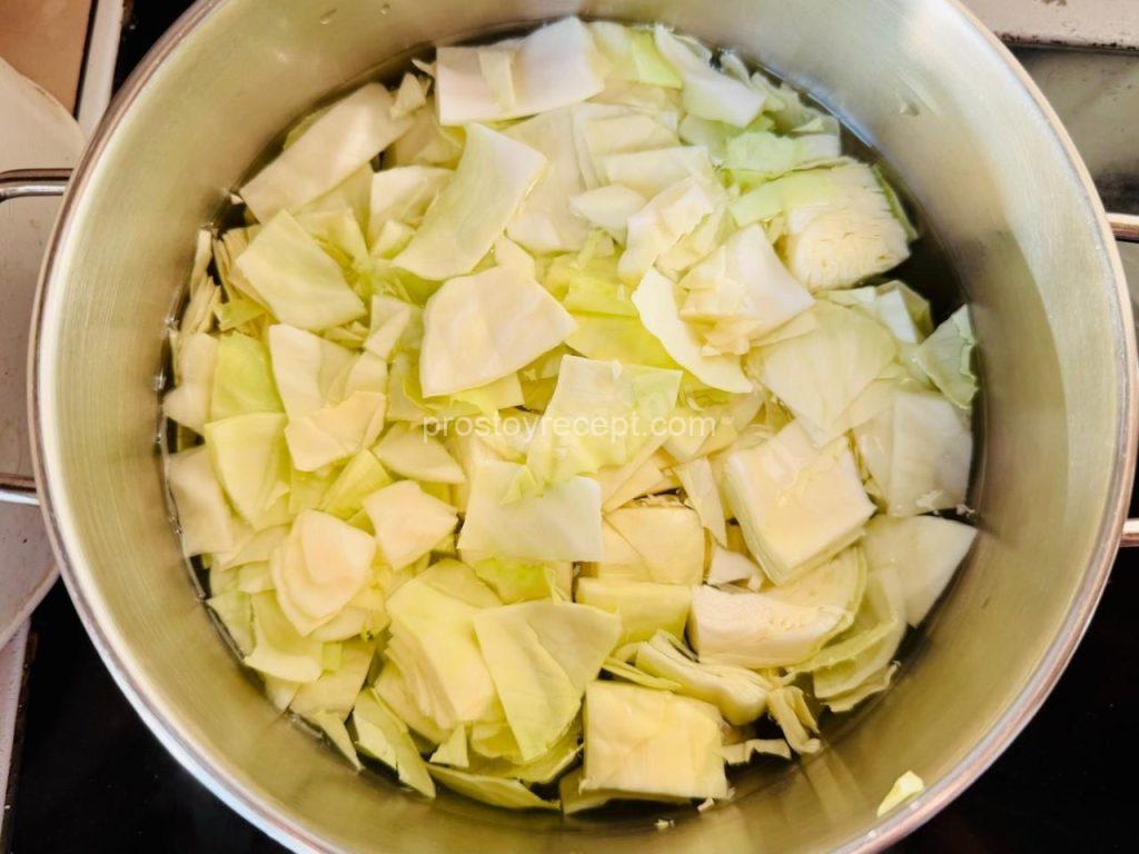 Для начала нашинкуйте белокочанную капусту аккуратными квадратиками, примерно 3x3 см