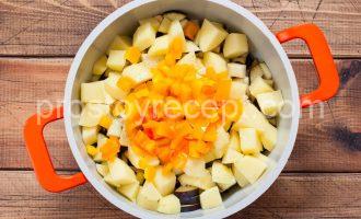 Нарезаем болгарский перец кубиками и добавляем в кастрюлю.