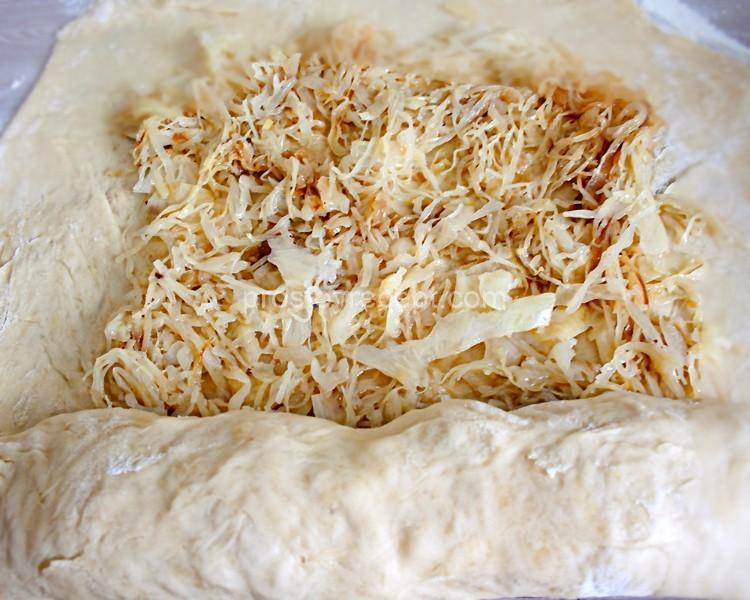 Теперь, когда наша ароматная начинка укутана нежным тестом, сформируем из