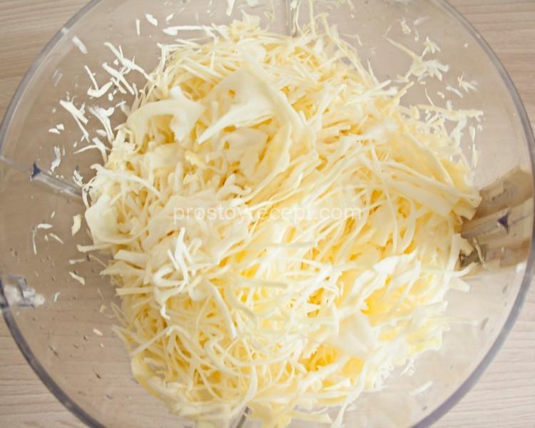 Прежде всего, подготовим нашу капусту! Нашинковать её можно как угодно