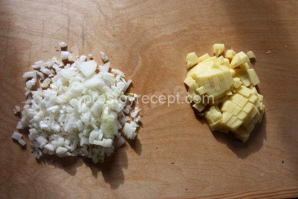 Лук и картофель мелко шинкуем.