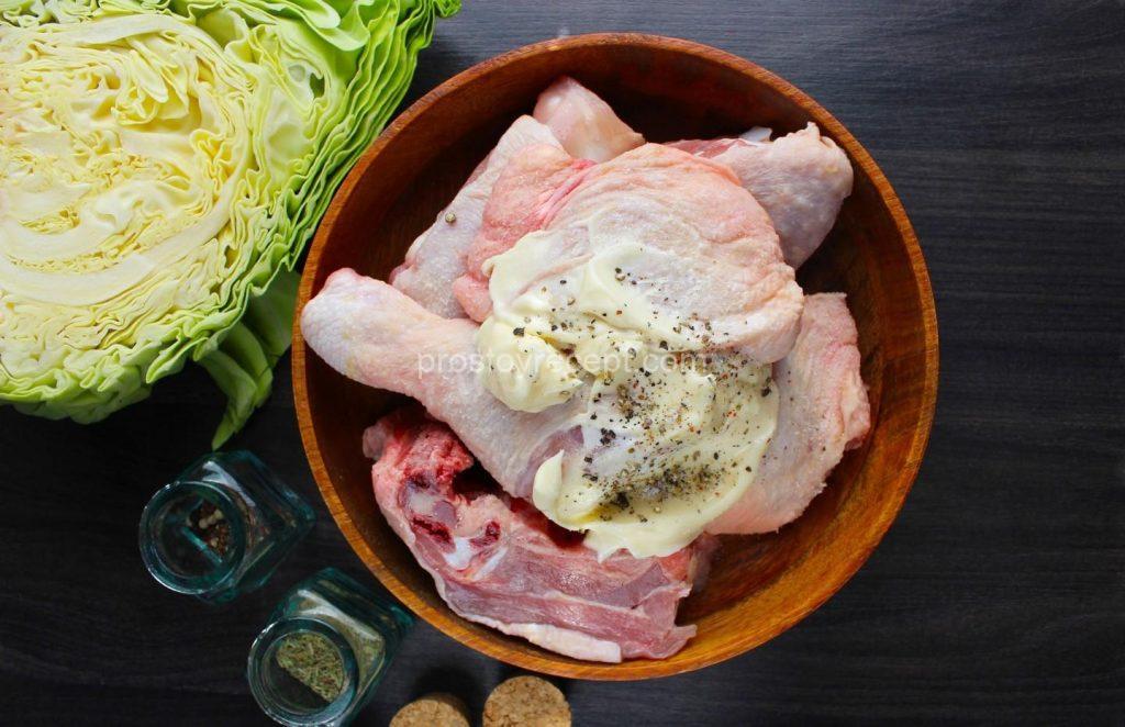 Подготовьте куриное филе: нарежьте его на одинаковые порционные кусочки, ополосните,