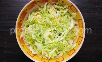 Нарезаем капусту полосками для запекания с курицей.