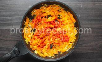 Курица с капустой в духовке Курица с капустой тушится с томатной пастой на плите.