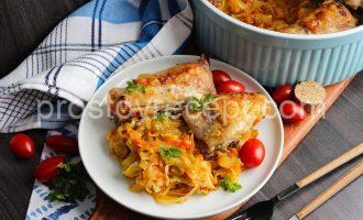 Курица с капустой в духовке Аппетитная курица с капустой, запеченная в духовке, украшена зеленью.