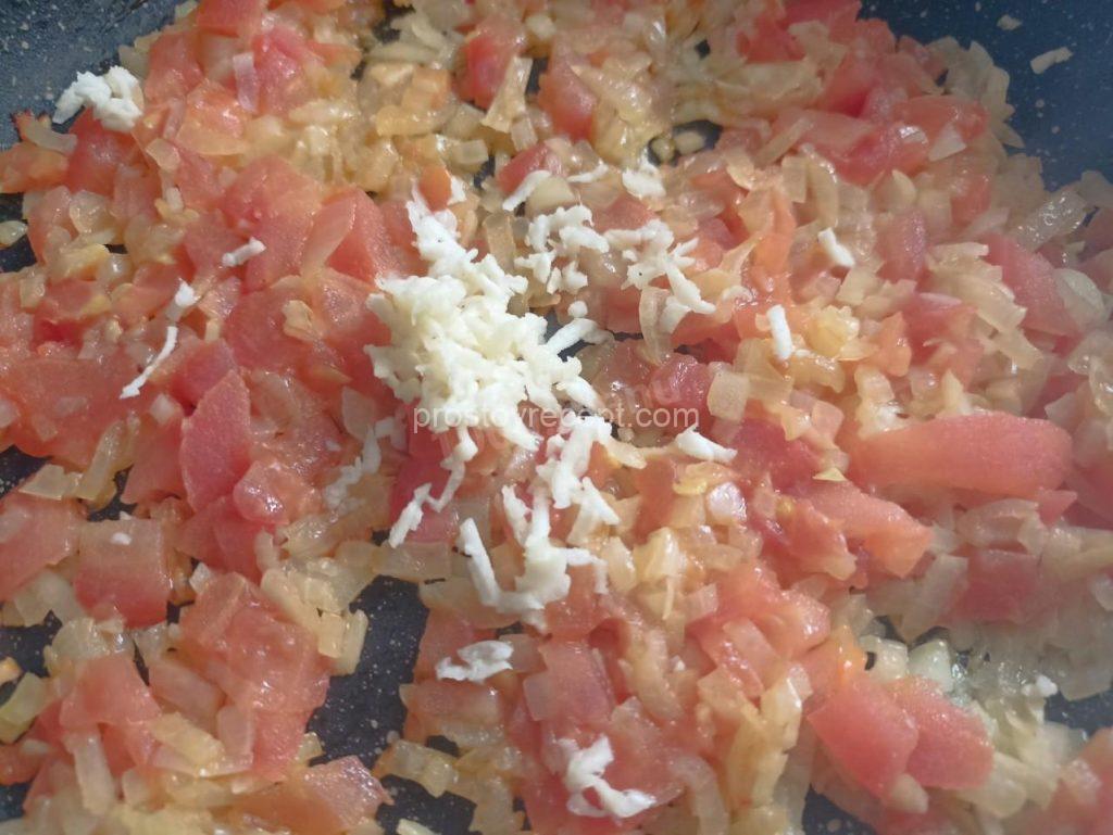 Теперь, к ароматному мясному фаршу добавим измельченный чеснок – его