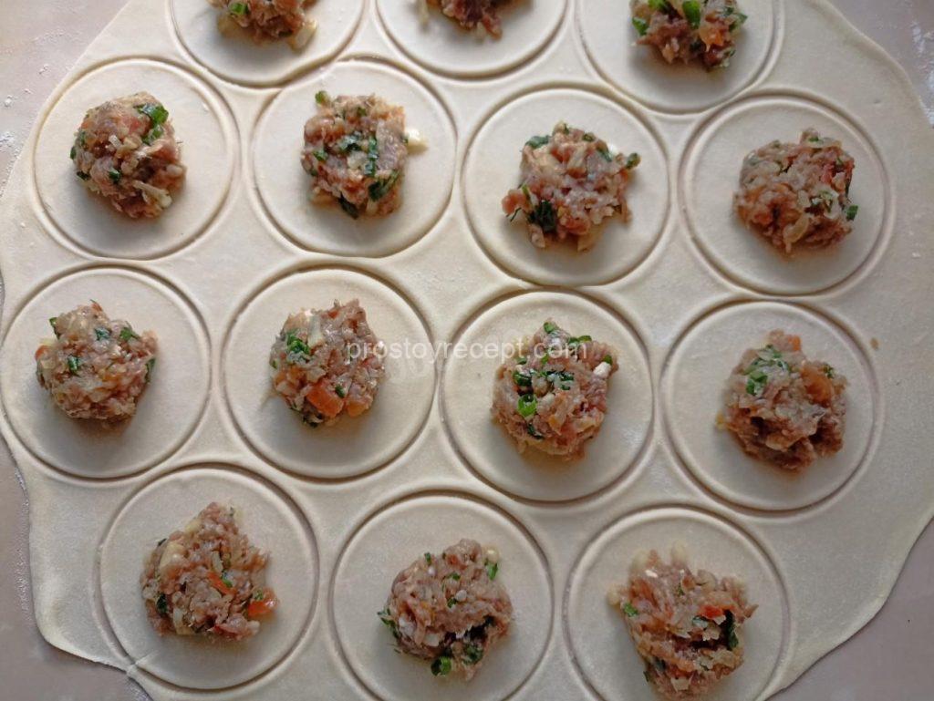 Щедро уложите ароматную мясную начинку на каждый нежный кружочек теста