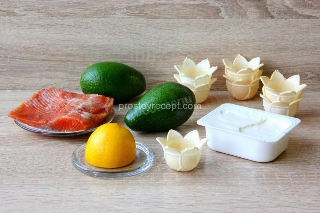 Для начала подготовим ингредиенты. Выбор красной рыбы — дело вкуса: