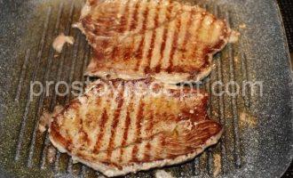 Мясо с авокадо на сковороде Обжаривание мяса на сковороде до румяной корочки.