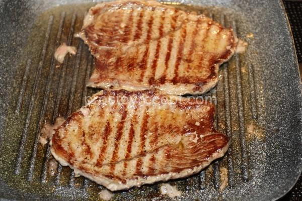 Для идеальной корочки обжарьте мясо по 2 минуты с каждой