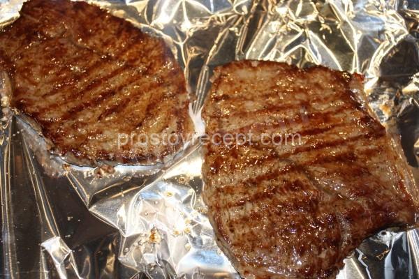 Обжаренное мясо, в зависимости от желаемой степени прожарки и толщины