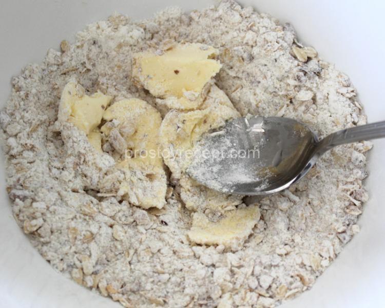Овсяный пирог с яблоками и малиной