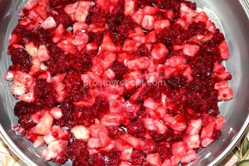 Овсяный пирог с яблоками и малиной