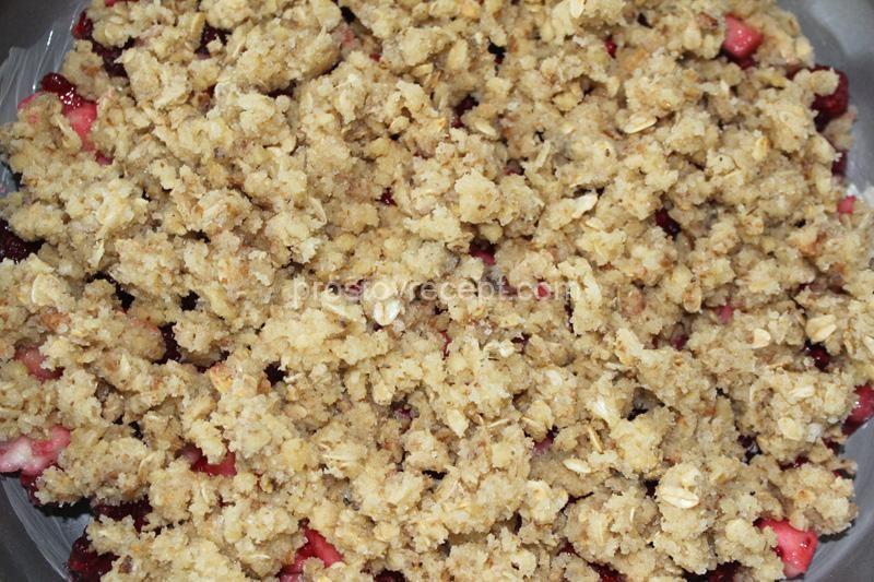 Овсяный пирог с яблоками и малиной