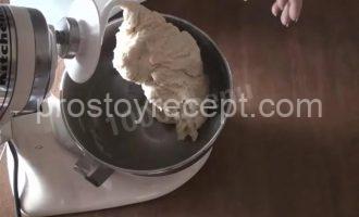 Пахлава азербайджанская с грецкими орехами Руки замешивают тесто для азербайджанской пахлавы с грецкими орехами.